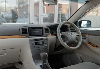 Подержанный автомобиль Toyota Corolla Sedan 2004 года (10 фото)