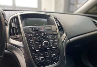 Подержанный автомобиль Opel Astra Sedan 2014 года (13 фото)