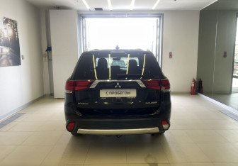 Подержанный автомобиль Mitsubishi Outlander 2017 года (5 фото)