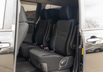 Подержанный автомобиль Toyota Voxy Minivan 2011 года (19 фото)