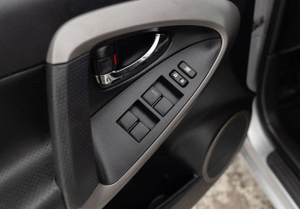 Подержанный автомобиль Toyota RAV4 2008 года (18 фото)