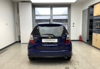 Подержанный автомобиль Honda Fit 2008 года (6 фото)
