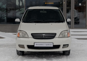 Подержанный автомобиль Toyota Nadia 2000 года (2 фото)