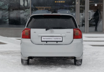 Подержанный автомобиль Toyota Corolla Hatchback 2001 года (6 фото)