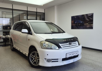 Подержанный автомобиль Toyota Ipsum 2002 года (3 фото)