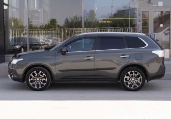 Подержанный автомобиль Mitsubishi Outlander 2014 года (8 фото)