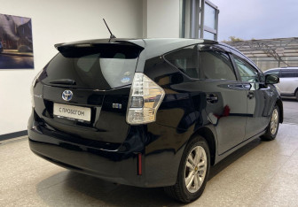 Подержанный автомобиль Toyota Prius Alpha 2011 года (5 фото)