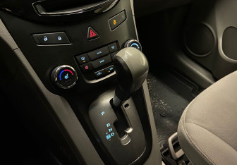 Подержанный автомобиль Chevrolet Orlando 2011 года (10 фото)