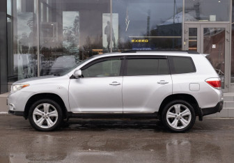 Подержанный автомобиль Toyota Highlander 2012 года (8 фото)