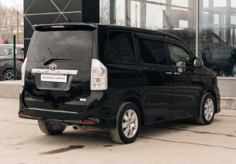 Подержанный автомобиль Toyota Voxy Minivan 2011 года (5 фото)