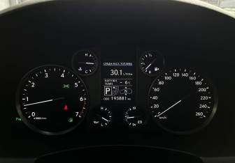 Подержанный автомобиль Lexus LX 2014 года (13 фото)