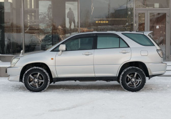 Подержанный автомобиль Toyota Harrier 2002 года (8 фото)