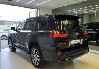 Подержанный автомобиль Lexus LX 2017 года (7 фото)