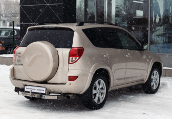 Подержанный автомобиль Toyota RAV4 2007 года (5 фото)