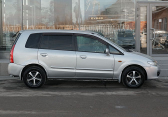 Подержанный автомобиль Mazda Premacy 2002 года (4 фото)