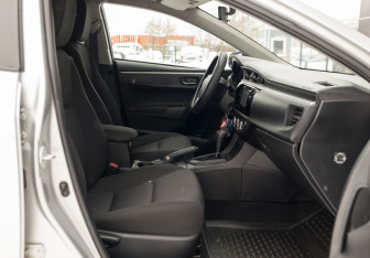 Подержанный автомобиль Toyota Corolla Sedan 2014 года (19 фото)