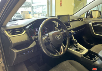 Подержанный автомобиль Toyota RAV4 2020 года (15 фото)