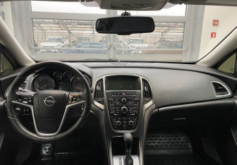 Подержанный автомобиль Opel Astra Sedan 2014 года (14 фото)