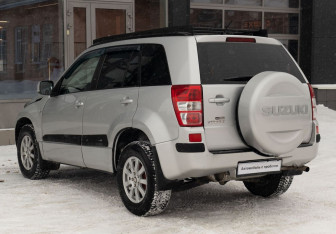 Подержанный автомобиль Suzuki Grand Vitara 2006 года (7 фото)