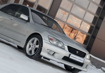 Подержанный автомобиль Toyota Altezza Sedan 2002 года (12 фото)