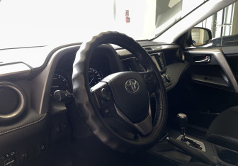 Подержанный автомобиль Toyota RAV4 2017 года (7 фото)