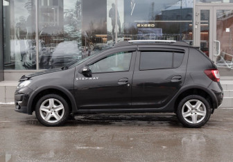 Подержанный автомобиль Renault Sandero 2017 года (8 фото)