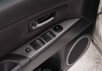 Подержанный автомобиль Mazda 3 Sedan 2006 года (16 фото)