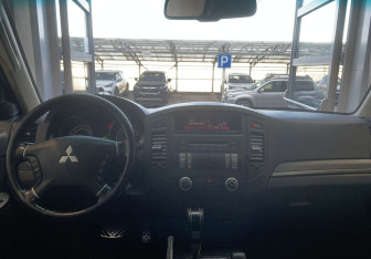 Подержанный автомобиль Mitsubishi Pajero 2012 года (8 фото)