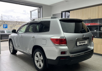 Подержанный автомобиль Toyota Highlander 2012 года (6 фото)