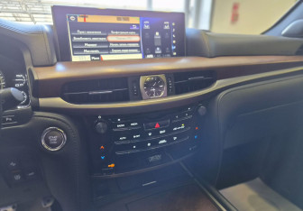 Подержанный автомобиль Lexus LX 2017 года (13 фото)