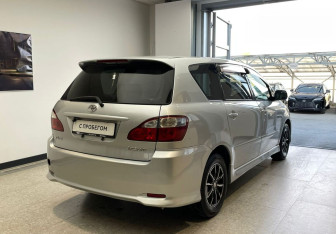 Подержанный автомобиль Toyota Ipsum 2005 года (5 фото)