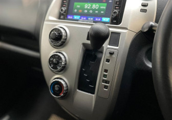 Подержанный автомобиль Toyota Ractis 2009 года (15 фото)