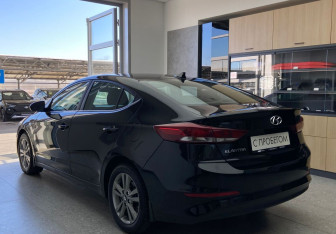 Подержанный автомобиль Hyundai Elantra Sedan 2017 года (7 фото)