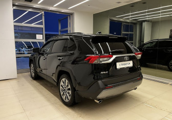 Подержанный автомобиль Toyota RAV4 2020 года (6 фото)