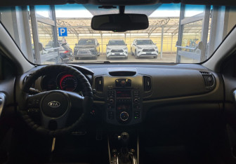Подержанный автомобиль Kia Cerato Sedan 2010 года (8 фото)
