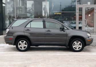 Подержанный автомобиль Lexus RX 2002 года (4 фото)