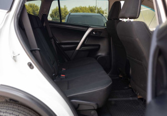 Подержанный автомобиль Toyota RAV4 2017 года (18 фото)