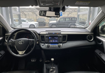 Подержанный автомобиль Toyota RAV4 2013 года (10 фото)