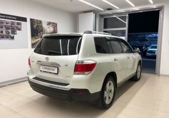 Подержанный автомобиль Toyota Highlander 2013 года (4 фото)