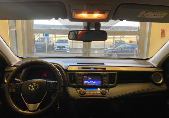 Подержанный автомобиль Toyota RAV4 2015 года (12 фото)