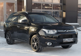 Подержанный автомобиль Mitsubishi Outlander 2013 года (3 фото)