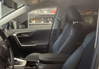 Подержанный автомобиль Toyota RAV4 2020 года (12 фото)