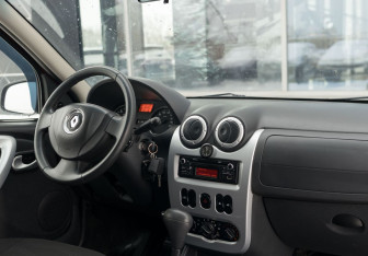 Подержанный автомобиль Renault Sandero 2013 года (10 фото)