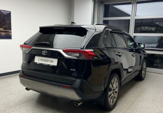 Подержанный автомобиль Toyota RAV4 2020 года (4 фото)