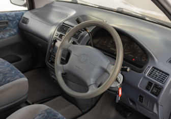 Подержанный автомобиль Toyota Ipsum 1997 года (11 фото)