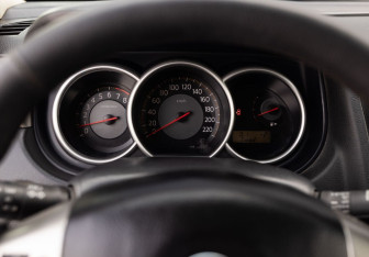 Подержанный автомобиль Nissan Tiida Hatchback 2008 года (13 фото)