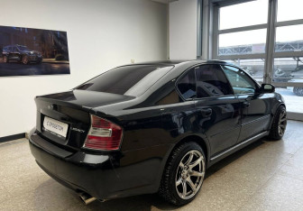 Подержанный автомобиль Subaru Legacy Sedan 2004 года (5 фото)