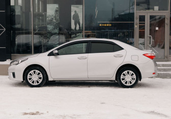 Подержанный автомобиль Toyota Corolla Sedan 2014 года (8 фото)