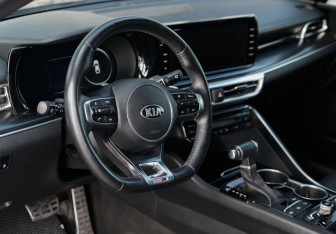 Подержанный автомобиль Kia K5 2021 года (11 фото)