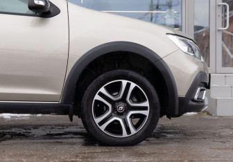 Подержанный автомобиль Renault Sandero 2022 года (9 фото)